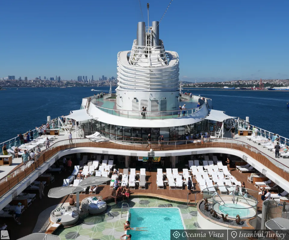 クルーズ船のデッキから眺める青い海と街並み