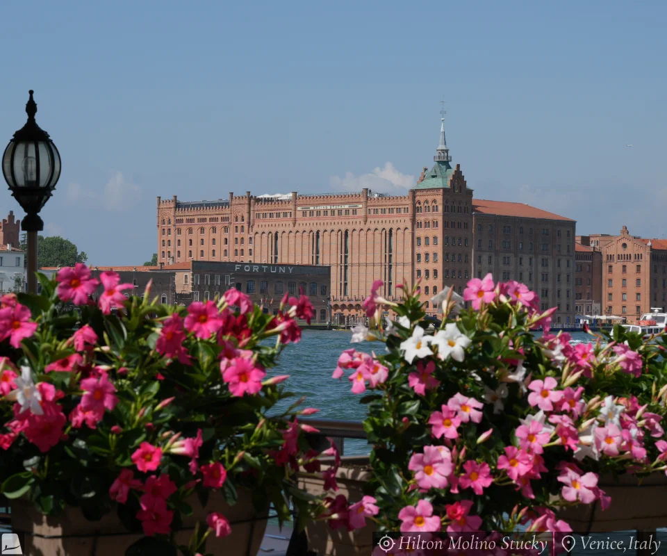 歴史ある建物が魅力的なホテルと美しい花々